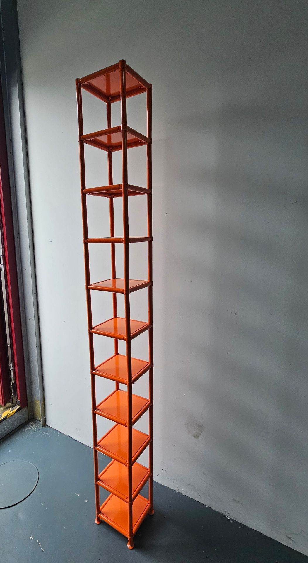 Regal Orange mit kleinen Paneelen